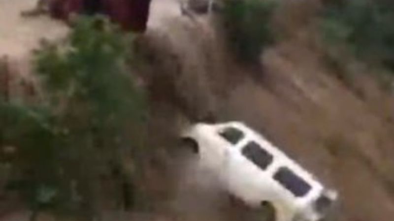 Çin’de sel suları araçları sürükledi: 61 ölü