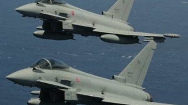 Almanya'da iki savaş uçağı düştü