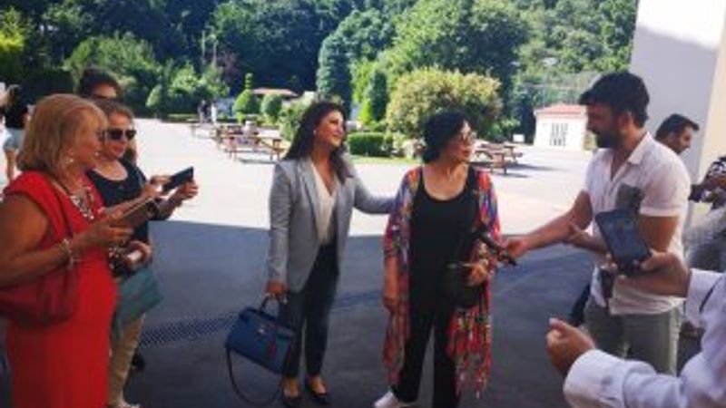 Türkan Şoray ile Sibel Can, son 15 dakika kala oy kullandı