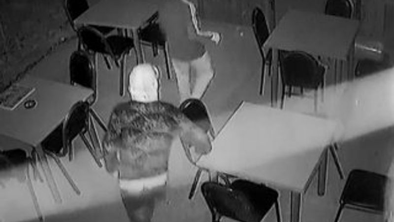 Hırsızlar sucuk ve veresiye defterini çaldı