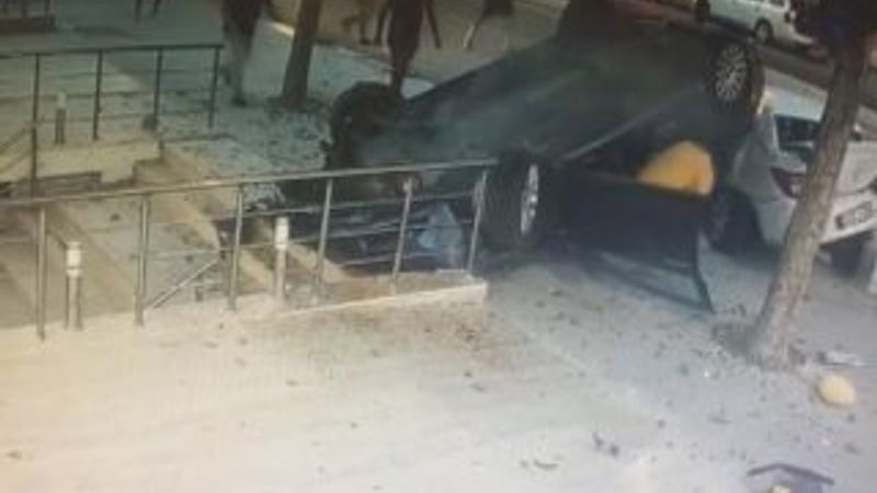 Araç kaldırıma düştü, yayalar son anda kurtuldu