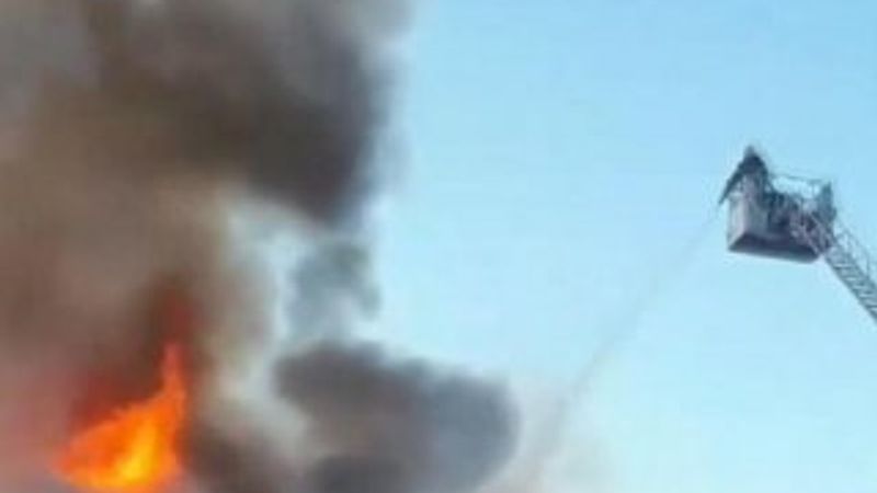 Sultanbeyli'de iki binanın çatısı alev alev yandı