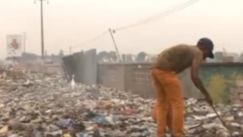 Çöplerden müzik enstrümanları yapan Kongolular