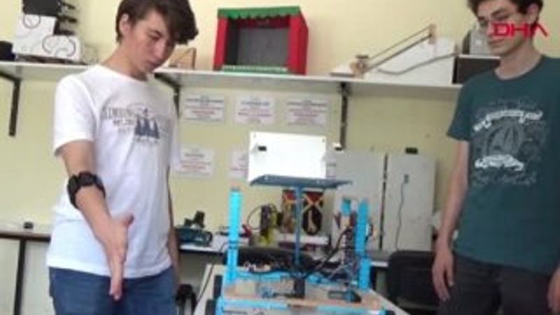 Niğde'de 2 gençten engellilere araç