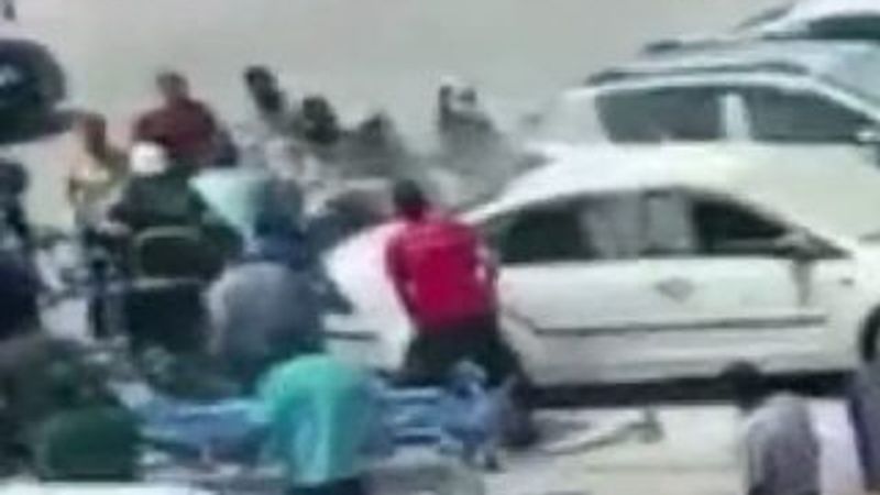 Adana'da yanan otomobildeki engellinin kurtarılma anı