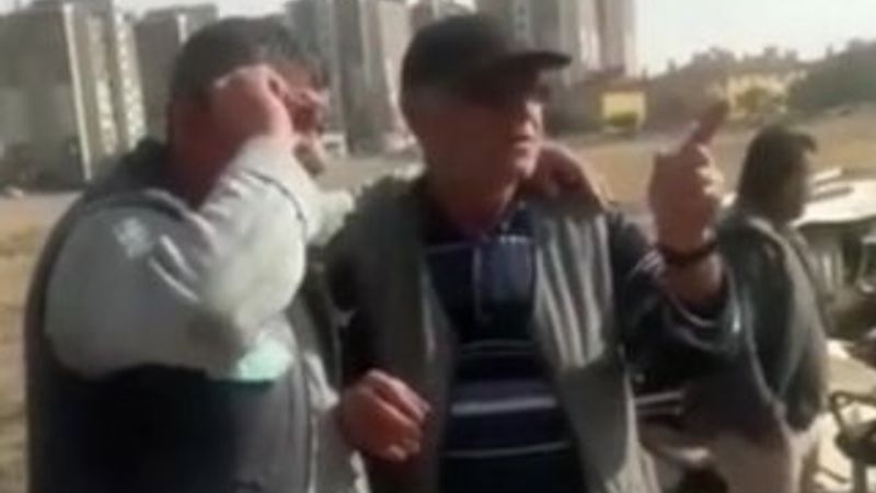 Yılandan korkan adamın hali güldürdü