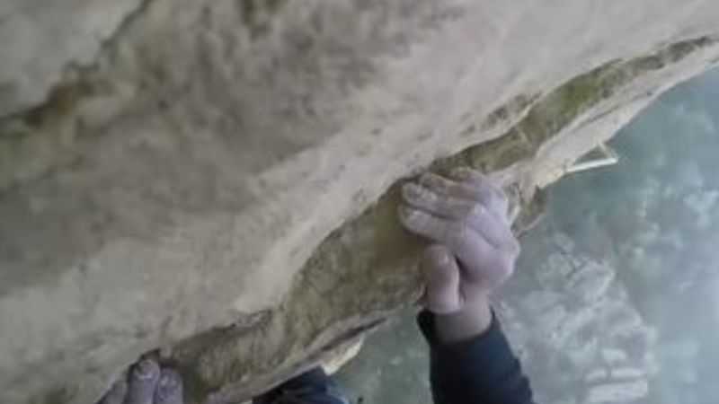 Tırmanış yapan dağcı kendini kaydetti