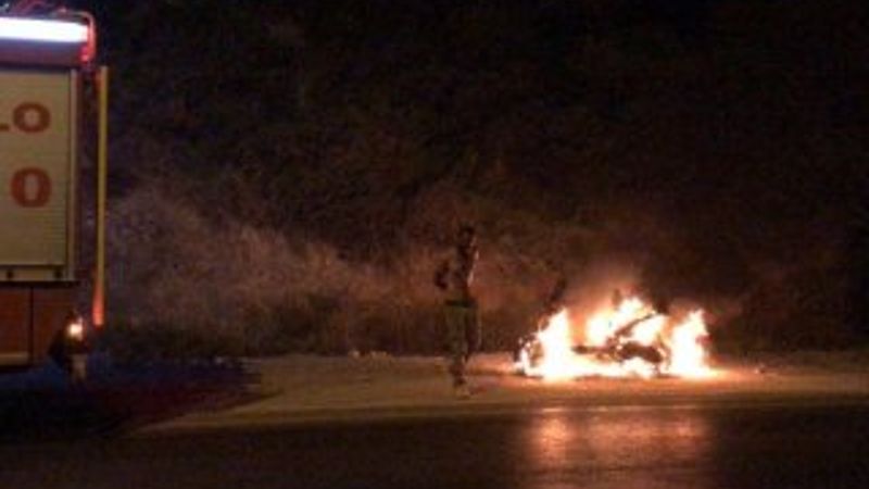 Motosikleti arıza yapınca sinirlenip ateşe verdi