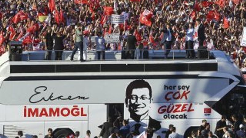 Ekrem İmamoğlu belediye binası önünde konuştu