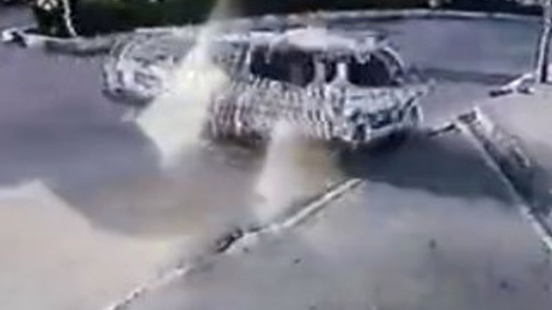 Esenyurt'ta polis aracı elektrik direğine çarptı