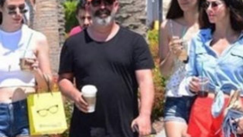 Cem Yılmaz 2 milyonluk aracıyla görüntülendi