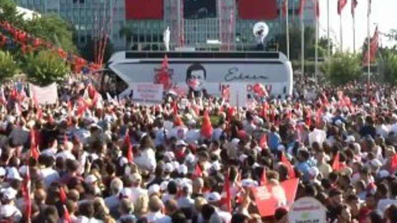 Ekrem İmamoğlu mazbatayı alırken yüzbinler eşlik etti
