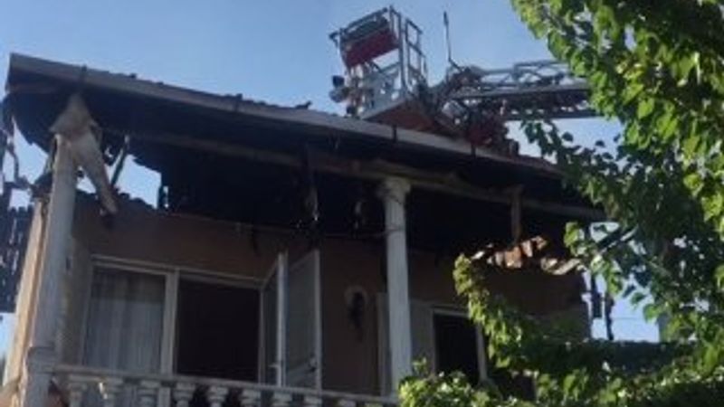 İzmir’de villanın çatısı yandı