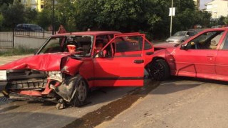 Kocaeli'de otomobiller kafa kafaya çarpıştı: 4 çocuk yaralı