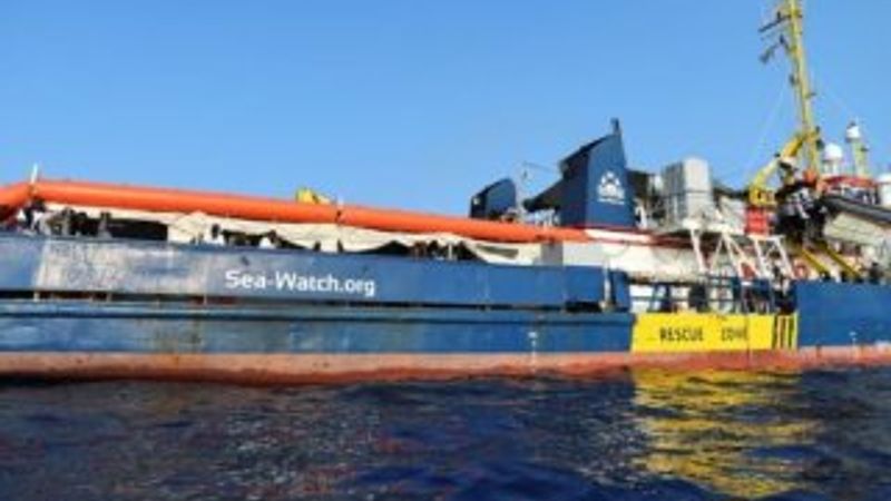 Göçmenler denizin ortasında kaldı