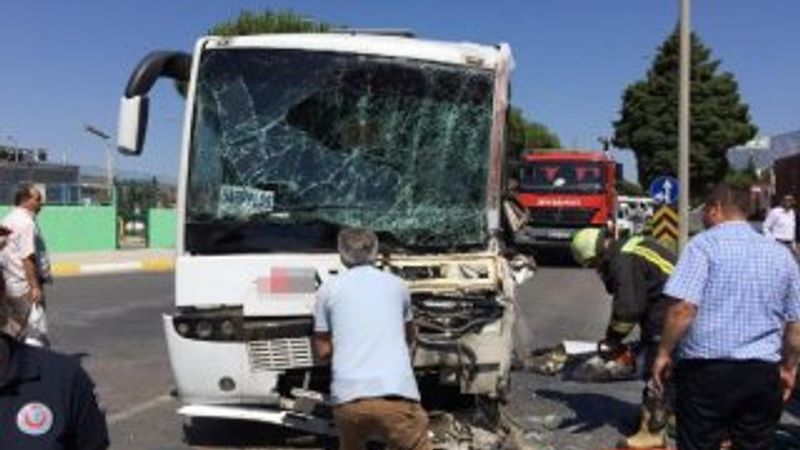 Manisa'da işçi servis midibüsü tır dorsesine çarptı