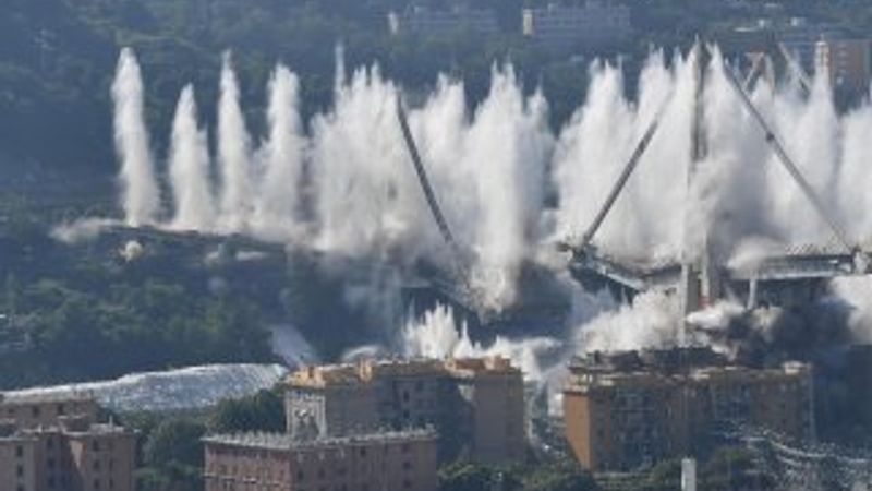 İtalya'daki köprü kontrollü olarak yıkıldı