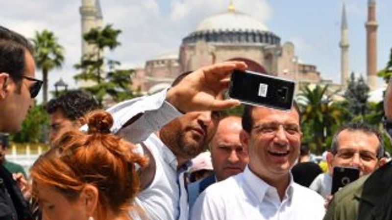 Ekrem İmamoğlu cuma namazını Sultanahmet Camii'nde kıldı