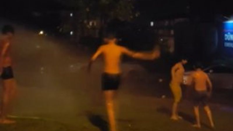 Sıcaktan bunalan çocuklara sulu serinlik