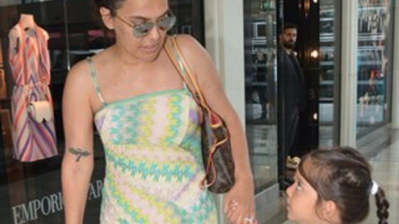 Demet Akalın ve kızının oyuncak pazarlığı