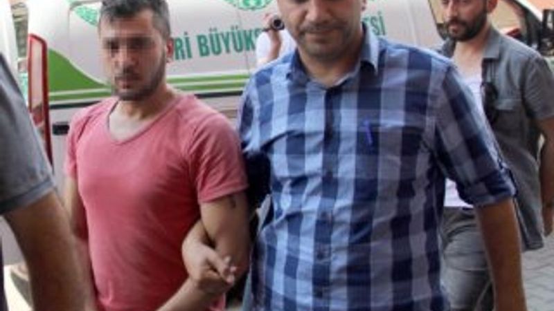 Annesini otomobilde gören adam sürücüyü öldürdü