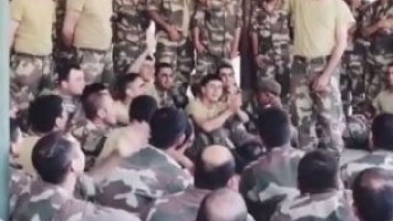 Manuş Baba terhis oldu