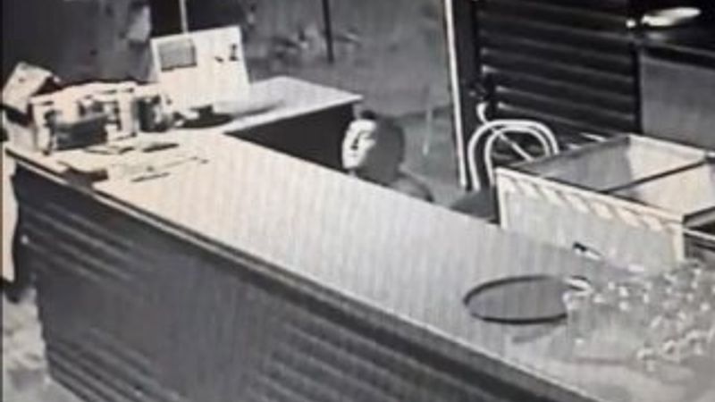 Hırsız ülkesine kaçarkan uçağın merdivenlerinde yakalandı