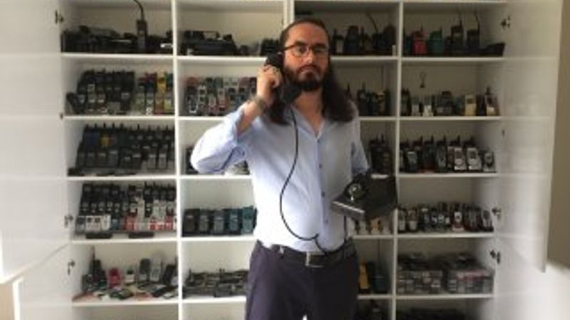 15 yılda biriktirdiği cep telefonları ile uyuyor