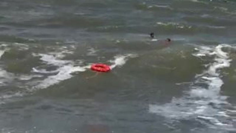 Boğulmak üzere olan genci cankurtaran kurtardı