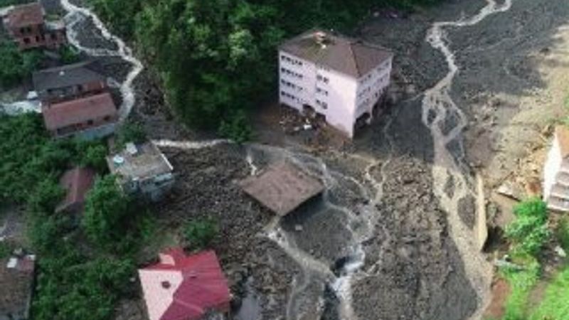 Araklı’da selde hasar gören okul yıkıldı