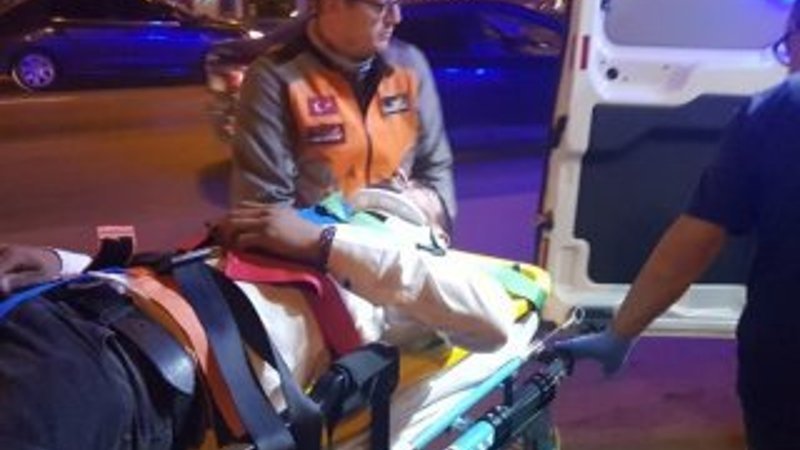 Bursa'da karşıya geçmek isterken minibüsün altında kaldı