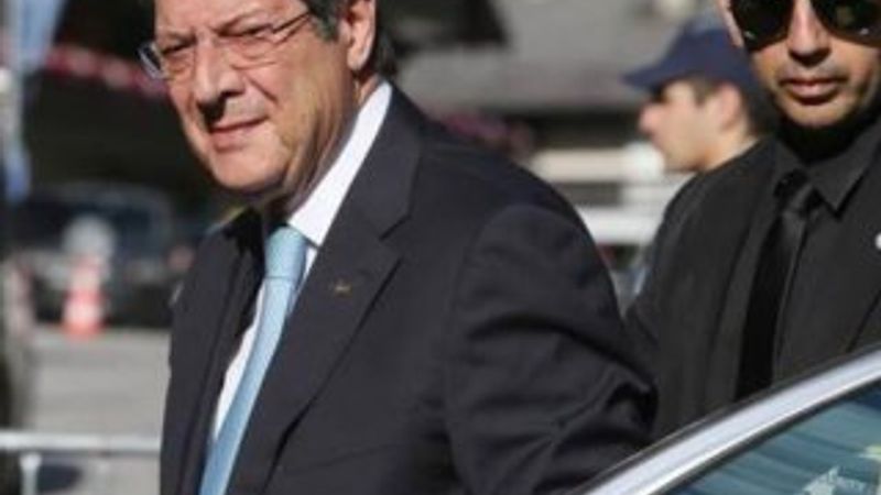 Rum Cumhurbaşkanı kalçasını kırdı