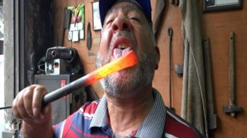 Trabzon'da demir yalayan adam türkü söyledi