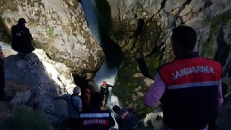 Özçekim yapan genç kayalıklardan yuvarlandı