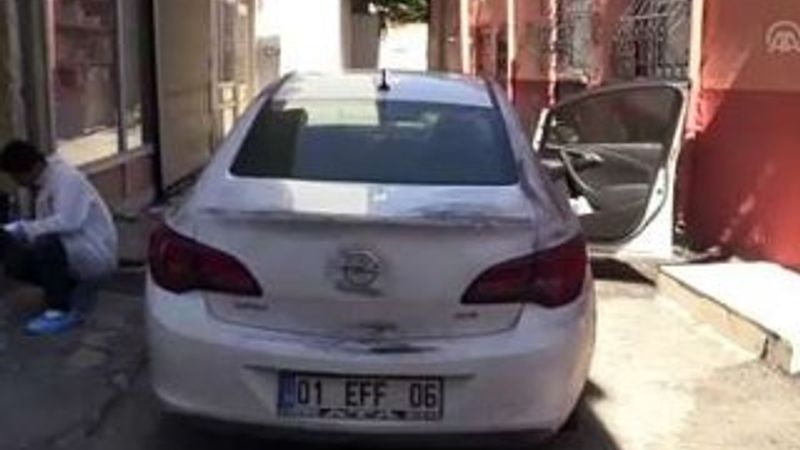 Otomobilin lastiğini kesip sahibini soydular