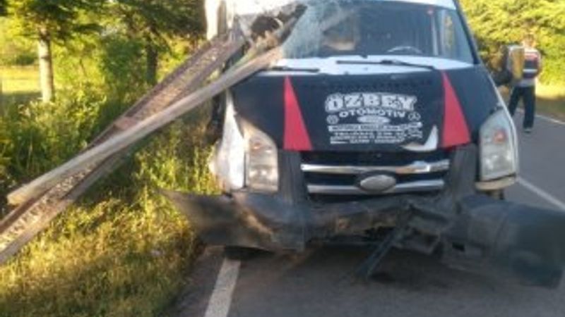 Isparta’da pat pattaki demirler kamyonete saplandı