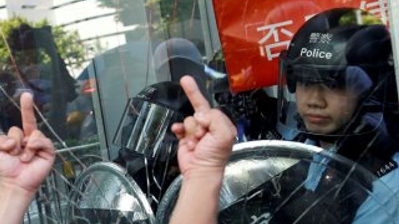 Hong Kong'da göstericiler meclisi bastı
