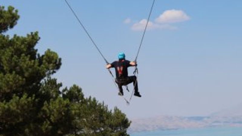Hazar Gölü'ne dev salıncak yaptılar