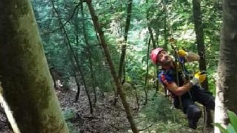 Ağaçta mahsur kalan paraşütçüyü AFAD kurtardı