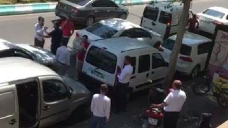 Sokak ortasında racon kavgası: Adamın kafasını keserim