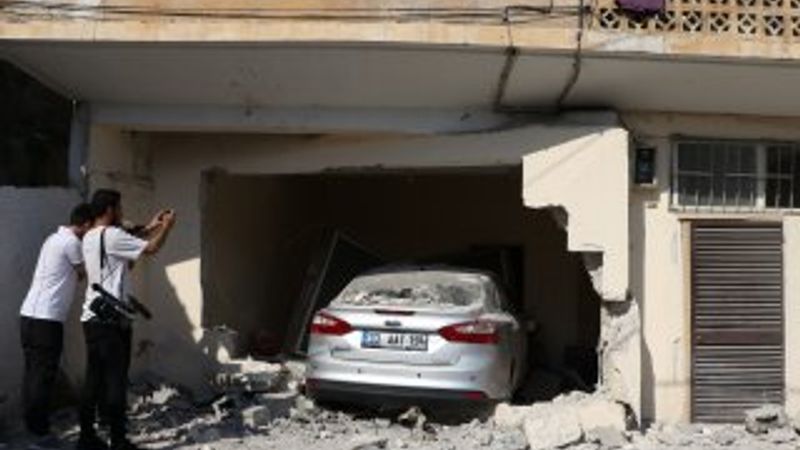 Mersin'de fren yerine gaza basan sürücü eve girdi