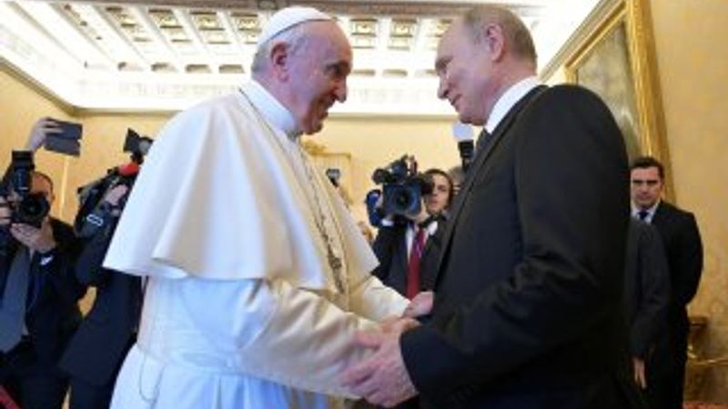 Putin, Papa Francis ile buluştu