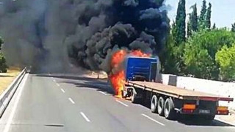 İzmir'de seyir halindeki tır alev topuna döndü