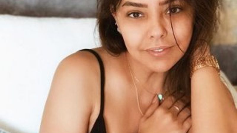 Ebru Gündeş tatile çıktı