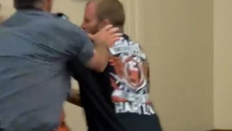 Yeğenini öldüren adamı, karar sonrası yumrukladı