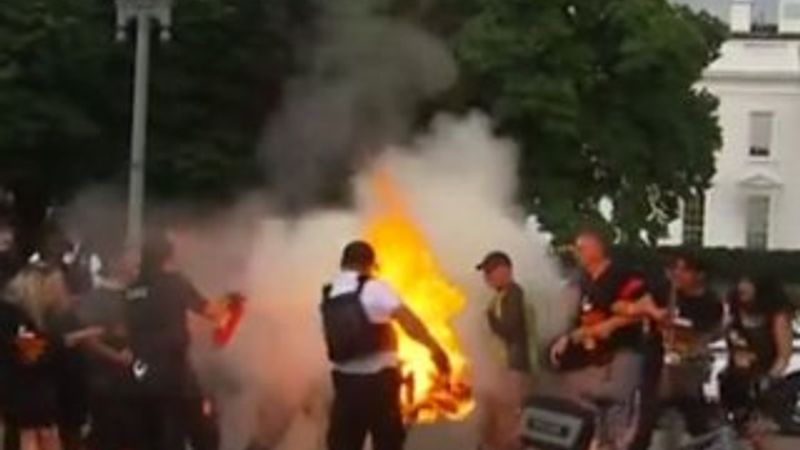Trump karşıtları ABD bayrağını ateşe verdi