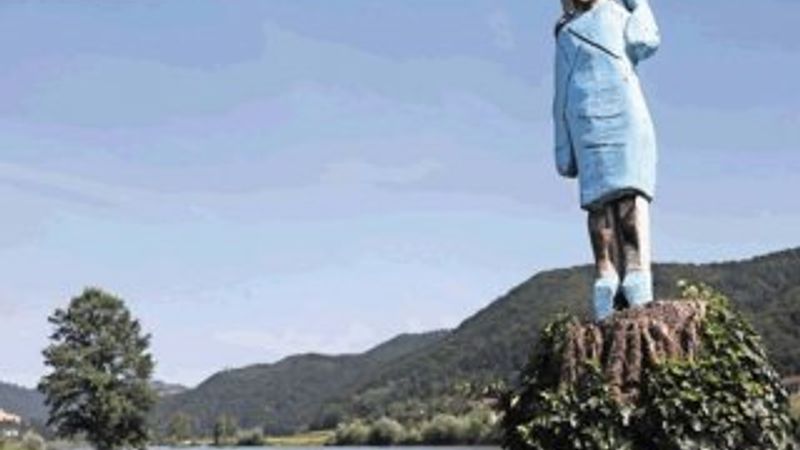 Melania Trump'ın ahşaptan heykelini diktiler