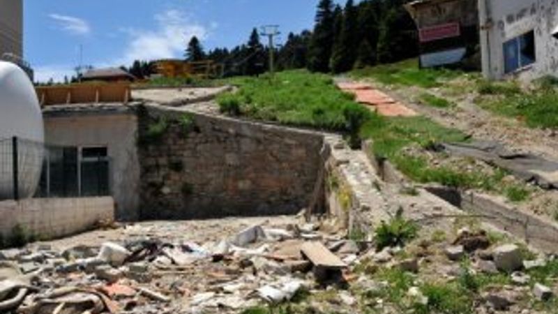 Kar eriyince Uludağ'ın kirliliği ortaya çıktı