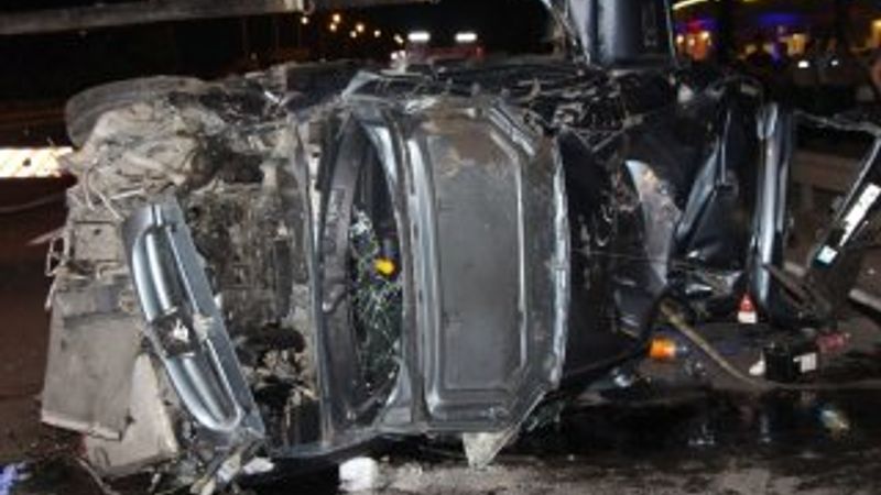 Trabzon'da otomobil orta refüje çarparak takla attı