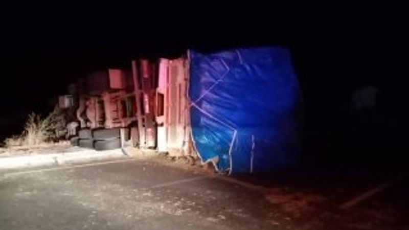 Tekirdağ'da saman yüklü kamyon devrildi